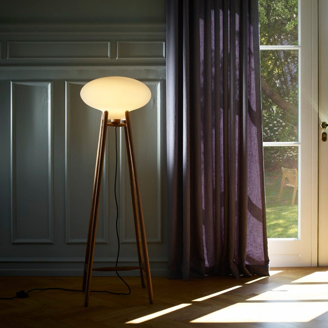 U5 Hiti - Floor lamp - Oak - Opal glass